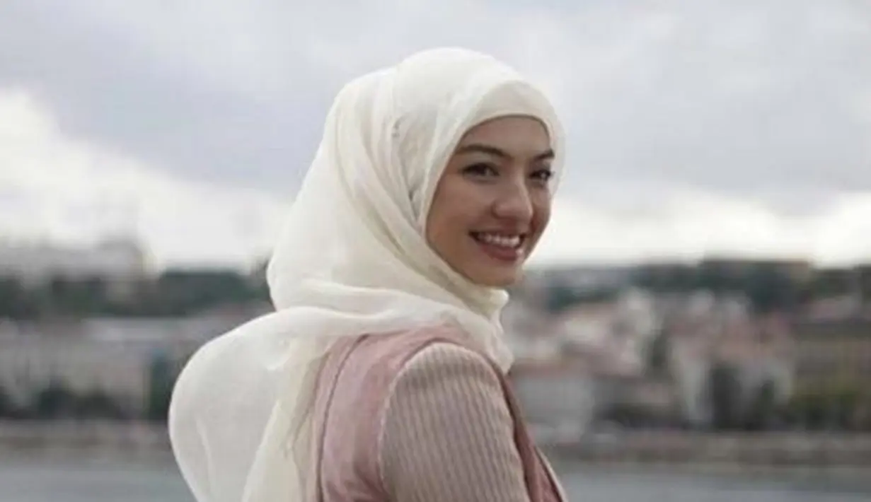 Pemilik nama lengkap Raline Rahmat Shah memiliki aura positif yang membuatnya kian cantik. Senyum lebar selalu ia tunjukkan saat berfoto. Tak heran, foto Raline saat berhijab dan tersenyum ini banjir pujian dari warganet. (Liputan6.com/IG/ralineshah)