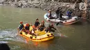 Anggota Federasi Arung Jeram Kota Depok (FAJI) berlatih di aliran Sungai Ciliwung, Depok, Jumat (26/6/2020). Latihan yang digelar tiga kali dalam seminggu itu diikuti atlet arung jeram Kota Depok serta anggota federasi lain yang menjadi calon atlet di masa depan. (Liputan6.com/Immanuel Antonius)