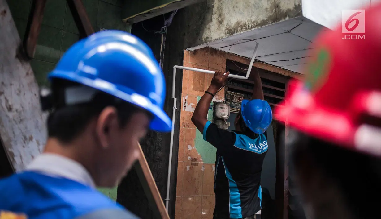 Petugas PLN melakukan pengecekan instalasi jaringan listrik di permukiman padat penduduk kawasan Tambora, Jakarta, Kamis (22/8/2019). Kegiatan tersebut dilakukan sebagai bentuk kepedulian PLN dalam mengajak warga untuk memperhatikan instalasi kelistrikan yang aman. (Liputan6.com/Faizal Fanani)