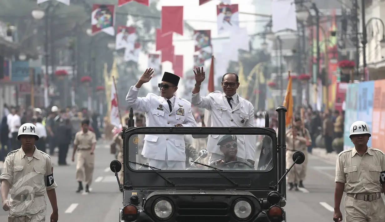 Penampilan replika Bung Karno dan Bung Hatta saat parade seni budaya menuju Gedung Merdeka, Bandung, Jawa Barat, Rabu (1/6/2016). Kegiatan ini untuk memperingati momen bersejarah yang dialami oleh bangsa Indonesia. (Liputan6.com/Faizal Fanani)