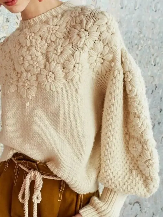 <p>Aksen sulam juga memberi sentuhan manis pada sweater. Pilih motif yang sempurna untuk menjadikannya semakin penuh gaya. [Foto: Pinterest]</p>