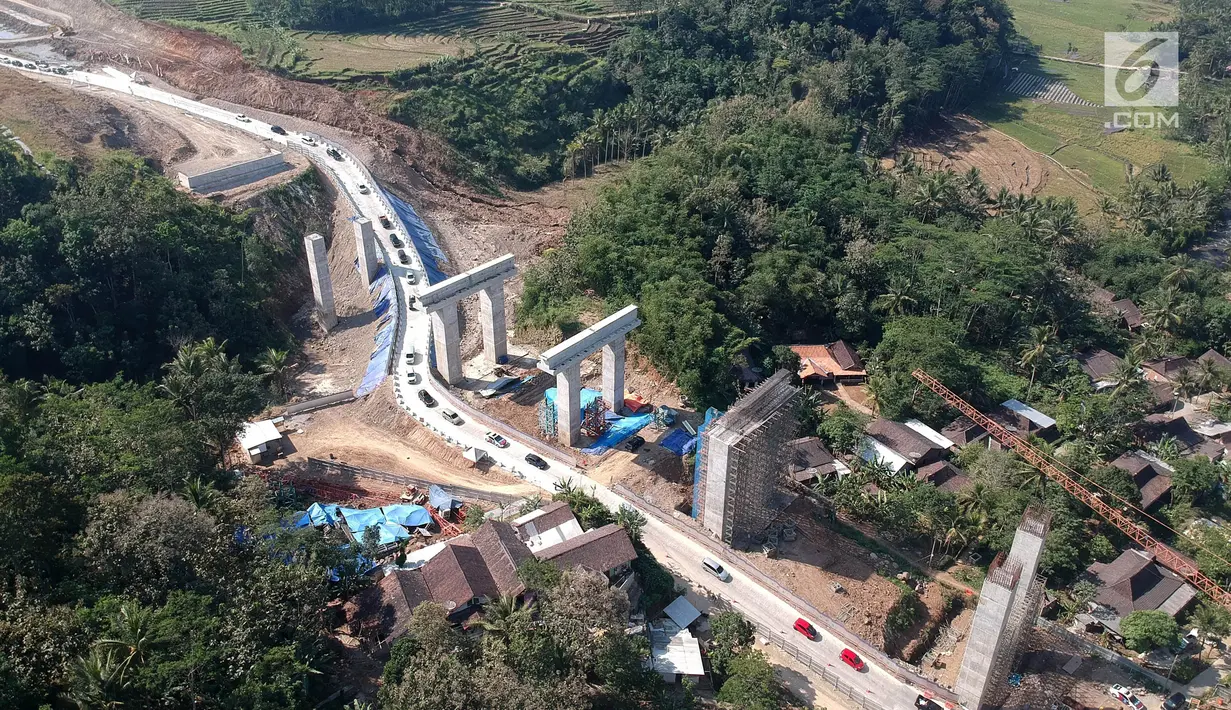 Foto udara antrean kendaraan pemudik saat melintasi tanjakan Jembatan Kali Kenteng di ruas tol fungsional Salatiga-Kartasura, Kab Semarang, Jateng, Selasa (12/6). Kepadatan terjadi karena jalan yang curam