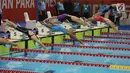 Atlet Indonesia Syuci Indriani beraksi di garis start saat babak final nomor 100 meter renang gaya dada klasifikasi SB14 Asian Para Games 2018 di Stadion Akuatik GBK, Jakarta, Senin (8/10). Syuci Indriani berhasil meraih emas. (Merdeka.com/Imam Buhori)