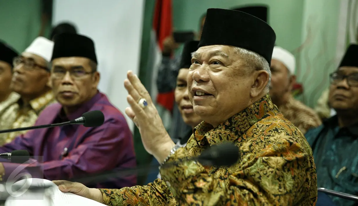 Ketum MUI Ma'ruf Amin memberikan pernyataan sikap mengenai kegiatan Lesbian, Gay, Biseksual dan Transgender (LGBT) di Jakarta, Rabu (17/2). MUI mengatakan bahwa kegiatan LGBT diharamkan dalam Islam dan agama samawi lainnya. (Liputan6.com/Faizal Fanani)