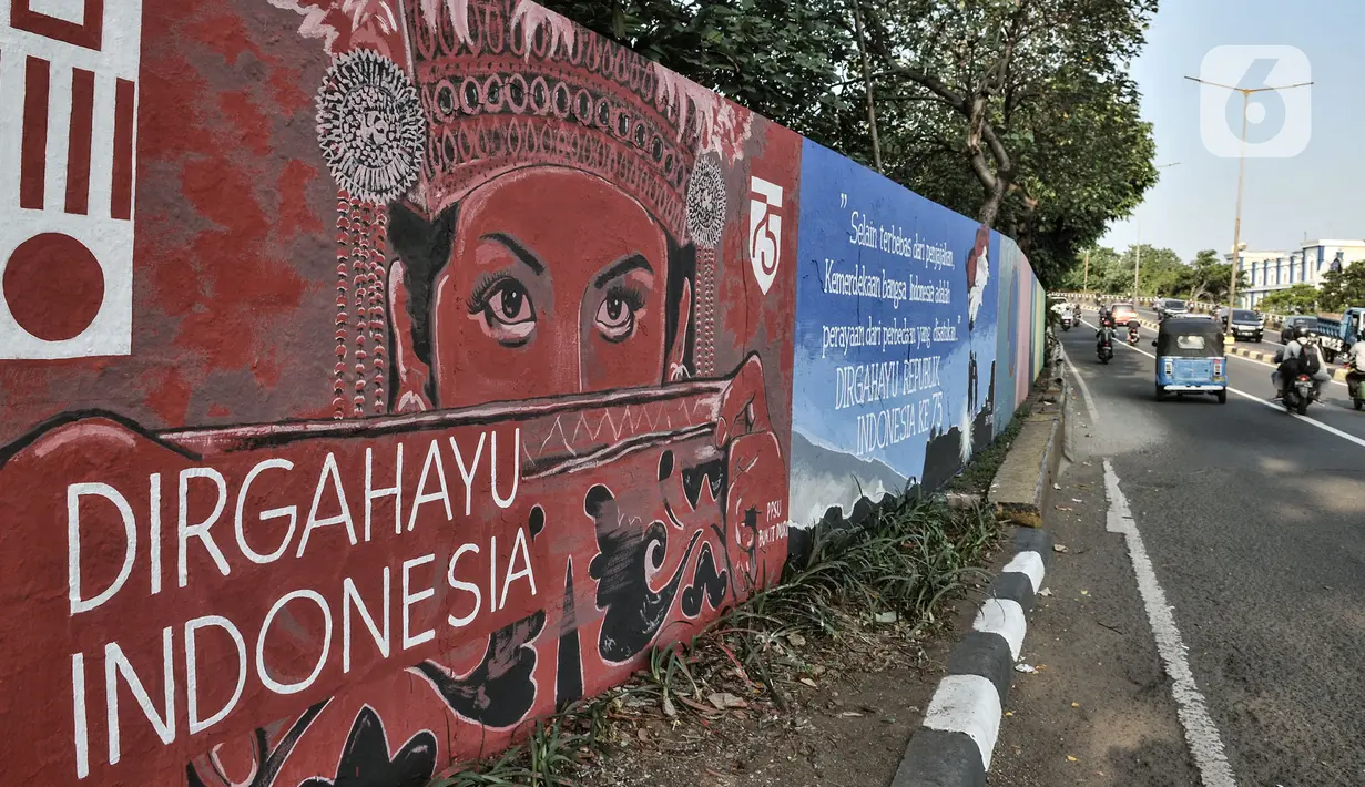 Kendaraan melintasi mural bertema HUT ke-75 RI di Jalan Abdullah Syafei, Jakarta, Minggu (16/8/2020). Jelang HUT ke-75 RI, mural bernuansa Merah Putih banyak menghiasi jalanan Ibu Kota guna memberi semangat nasionalisme kepada warga di tengah pandemi COVID-19. (merdeka.com/Iqbal S.Nugroho)