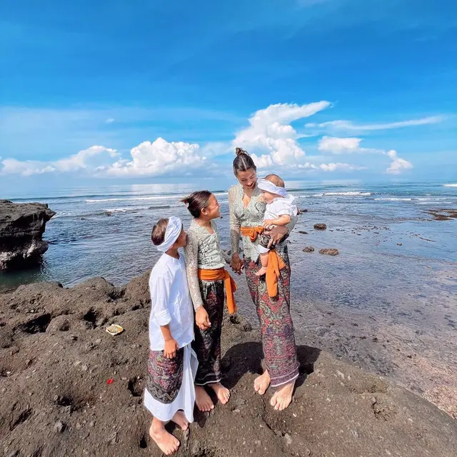 Rayakan Galungan, Ini 6 Momen Jennifer Bachdim dan Anak Pakai Baju Adat Bali