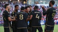 Son Heung-Min #7 dari LAFC merayakan gol pembuka bersama rekan-rekannya dalam pertandingan sepak bola MLS antara FC Dallas dan Los Angeles Football Club di Stadion Toyota pada Minggu (24-8-2025) WIB di Frisco, Texas. (Omar Vega/Getty Images via AFP)