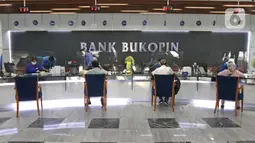 Suasana pelayanan nasabah di kantor pusat Bank Bukopin, Jakarta, Selasa (1/7/2020). PUT V akan digelar melalui penerbitan saham baru dengan memberikan penawaran Hak Memesan Efek Terbatas Terlebih Dahulu (HMETD) alias rights issue kepada pemegang saham. (Liputan6.com/Herman Zakharia)