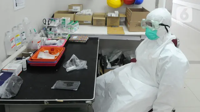 FOTO: Perjuangan Paramedis Merawat Pasien COVID-19 di RSUD Kota Bogor