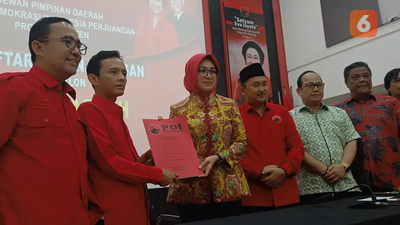 Airin Rachmi Diany Mengembalikan Formulir Bacagub Banten ke PDI Perjuangan. (Rabu, 01/05/2024). (Yandhi Deslatama/Liputan6.com).