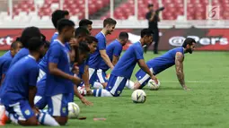 Pemain Persib Bandung saat menjalani sesi latihan di SUGBK, Jakarta, Selasa (9/7/2019). Persib siap memberi kejutan saat menghadapi Persija Jakarta pada pekan kedelapan Shopee Liga 1 2019. (Bola.com/Yoppy Renato Manalu)