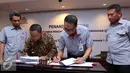 Dirut Pelindo 1 Bambang Eka Cahyana (kedua kiri) dan Dirut Semen Indonesia Rizkan Chandra (kedua kanan) saat menandatangani nota kesepahaman di Jakarta, Kamis (30/6). (Liputan6.com/Angga Yuniar)