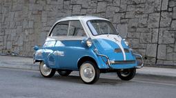Mobil ini disebut sebagai BMW teraneh yang pernah ada. BMW membuat mobil yang berukuran kecil ini antara tahun 1955 dan 1962. BMW Isetta dikembangkan oleh perusahaan Italia, Iso Rivolta. Mobil kecil yang unik ini memiliki satu pintu yang terletak di sisi depan dan ditenagai mesin yang hanya menghasilkan 13hp. (Source: motorcarstudio.com)