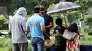 Pemain film Warkop DKI Reborn saat berziarah ke makam almarhum Dono di TPU Tanah Kusir, Bintaro, Jakarta, Sabtu (27/8). Sebelumnya mereka ziarah ke makam Kasino di TPU Giri Tama, Bojong-Tonjong, Bogor. (Liputan6.com/Helmi Afandi)