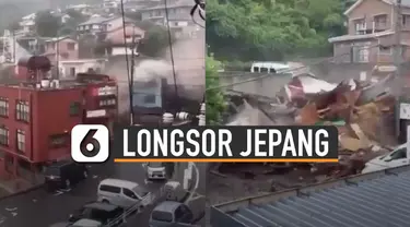 Air bercampur tanah meluncur menghantam sejumlah pemukiman dan jalanan.