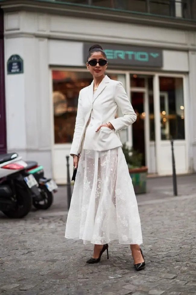Intip tips padu padan rok transparan ala street style di Paris Fashion Week. (Foto: thestylestaker)