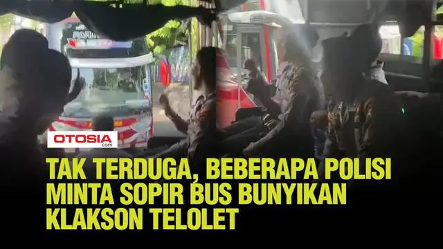Sejumlah polisi yang berada di truk kepolisian meminta sopir bus untuk membunyikan klakson telolet.