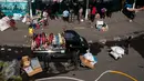 Sejumlah pedagang menyelamatkan barang dagangannya saat kebakaran melanda Pasar Senen di Jakarta, Kamis (19/1). Kebakaran di Pasar Senen tersebut dilaporkan terjadi sekitar pukul 04.43 WIB. (Liputan6.com/Gempur M Surya)