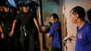 Petugas membawa tubuh korban yang tewas ditembak oleh orang tak dikenal dari dalam rumah di Manila, Filipina (1/11). Lima orang tersebut tewas di dalam rumah yang dikenal sebagai sarang obat-obatan terlarang. (REUTERS/Damir Sagolj