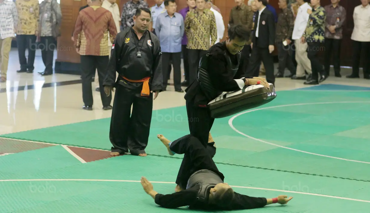 Atlet silat pamer teknik bantingan saat kunjungan Wakil Presiden RI, Jusuf Kalla di Padepokan Silat, Taman Mini Indonesia Indah, Jakarta Timur, (03/10/2017).  Wapres memantau persiapan jelang Asian Games 2018. (Bola.com/Nicklas Hanoatubun)