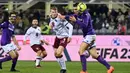 Pemain Fiorentina Nikola Milenkovic (kanan) berebut bola dengan pemain Torino Perr Schuurs pada pertandingan sepak bola perempat final Coppa Italia di Stadion Artemio Franchi, Florence, Italia, 1 Februari 2023. Fiorentina mengalahkan Torino dengan skor 2-1 dan berhasil melaju ke babak semifinal Coppa Italia. (Massimo Paolone/LaPresse via AP)