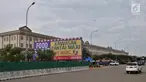 Kendaraan melintas dekat baliho pusat kuliner atau food street di kawasan Pantai Maju yang dahulu bernama Pulau D, Jakarta, Rabu (23/1). Area Food Street di kawasan Pantai Maju mulai beroperasi usai disegel oleh Pemprov DKI. (Merdeka.com/Iqbal S. Nugroho)