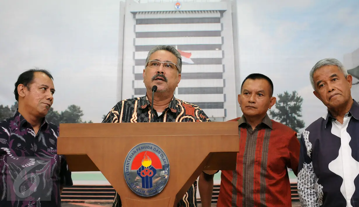 Deputi III Bidang Pembudayaan Olahraga Faisal Abdullah (kedua kiri) membeberkan hasil pertemuan Menpora Imam Nahrawi dengan Ketua Umum PSSI periode 2011-2015, Djohar Arifin di Kemenpora, Jakarta, Selasa (23/6/2015). (Liputan6.com/Helmi Fithriansyah)