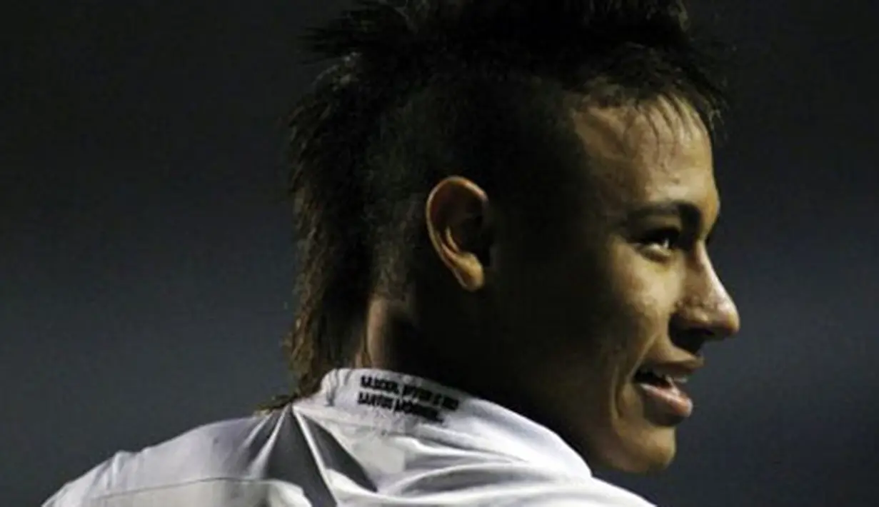 Striker Santos Neymar pada leg pertama semifinal Copa Libertadores melawan Cerro Portena, Paraguay, di Sao Paulo, 25 Mei 2011. AFP PHOTO/Nelson ALMEIDA