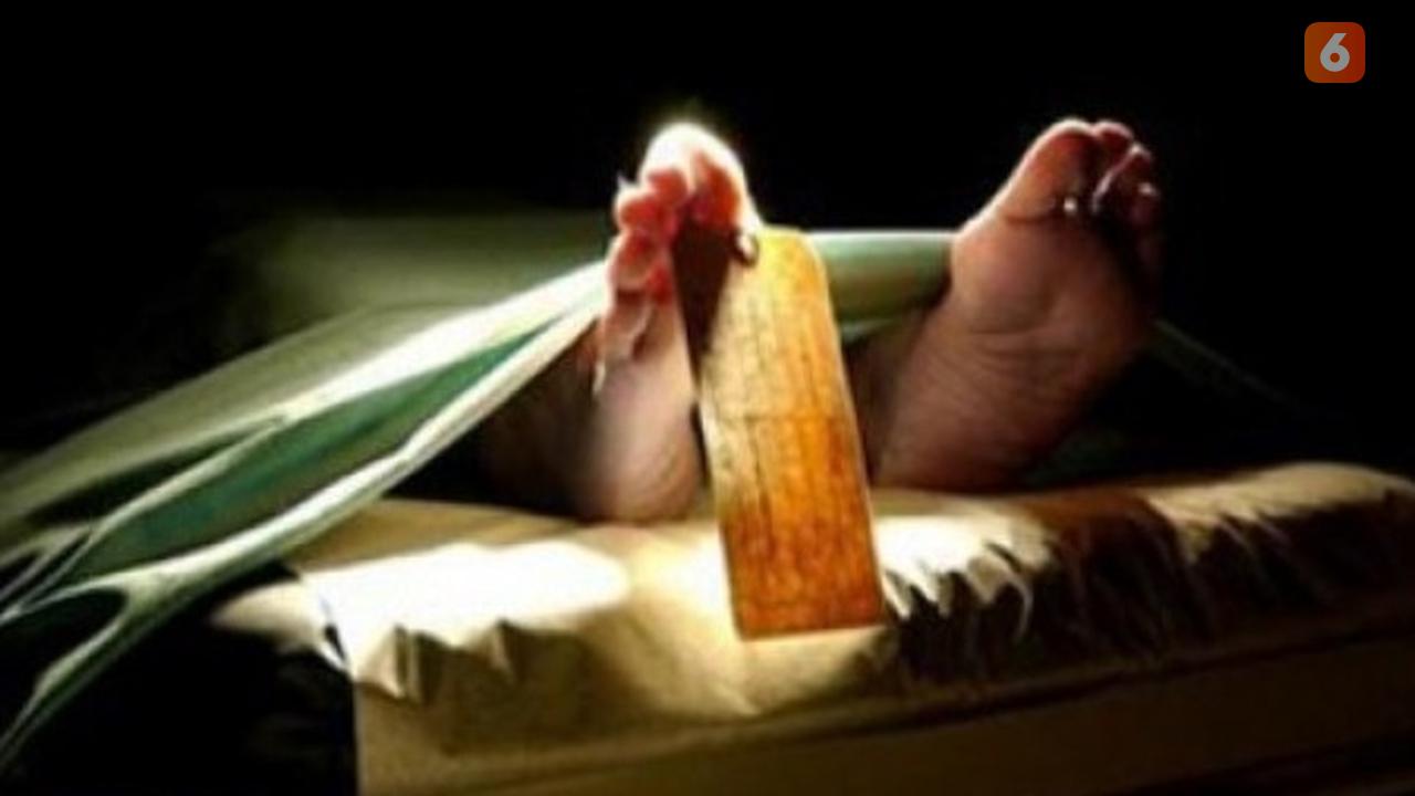 Qizning uchburchak kokraklari bor