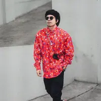 Penampilan Atta Halilintar dengan tas mewah mencuri perhatian publik karena bentuknya yang mirip kotak bekal. (Instagram/attahalilintar).