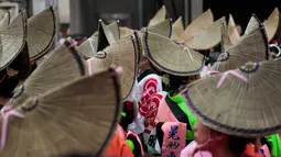 Penari mengenakan topi jerami memenuhi jalan menunggu dimulainya festival tari Koenji Awa-Odori di kawasan Koenji, Tokyo pada 24 Agustus 2019. Dimulai pada 1950-an, Koenji Awa Odori telah berkembang menjadi salah satu festival musim panas terbesar dan terpopuler di Tokyo. (AP/Jae C. Hong)