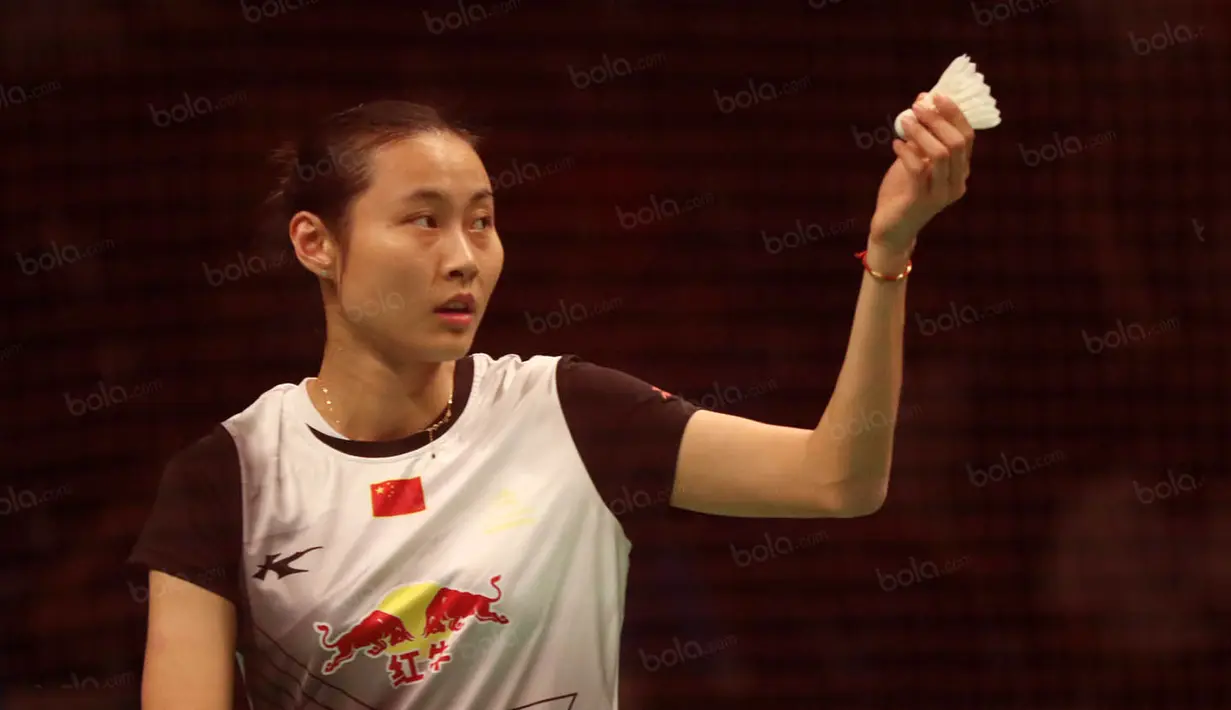 Wang Yihan, pebulutangkis asal China ini turun di nomor tunggal putri pada BCA Indonesia Open 2016. Wanita 28 tahun itu mampu mencapai babak final, namun sayang kalah dari Tai Tzu Ying. (Bola.com/Nicklas Hanoatubun)