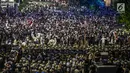 Massa aksi dari Gerakan Nasional Kedaulatan Rakyat berunjuk rasa di depan Gedung Bawaslu, Jakarta, Selasa (21/5/2019). Dalam aksinya yang dijaga aparat kepolisian, mereka meminta Bawaslu memeriksa hasil perolehan suara Pemilu 2019 yang dinilai banyak kecurangan. (Liputan6.com/Faizal Fanani)