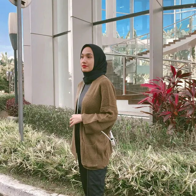 6 Gaya OOTD Hafna Alliya Istri Angga Putra 'Anak Band', Simpel dan Stylish