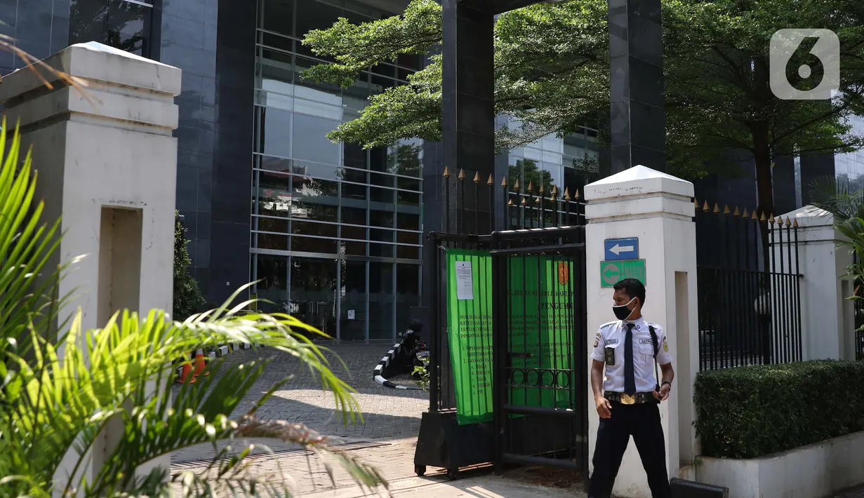 Petugas keamanan berjaga di sisi pagar gedung Pengadilan Negeri Jakarta Pusat, Rabu (7/10/2020). PN Jakarta Pusat menghentikan aktivitas selama tiga hari terhitung Rabu 7 Oktober hingga 9 Oktober 2020 karena adanya hasil tes pegawai yang reaktif COVID-19. (Liputan6.com/Helmi Fithriansyah)