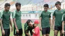 Pemain Timnas Indonesia, Hansamu Yama, menyapa anak pasien kanker saat latihan di Stadion Wibawa Mukti, Jawa Barat, Senin (5/11). Pemusatan latihan Timnas ini merupakan persiapan jelang Piala AFF 2018. (Bola.com/M Iqbal Ichsan)