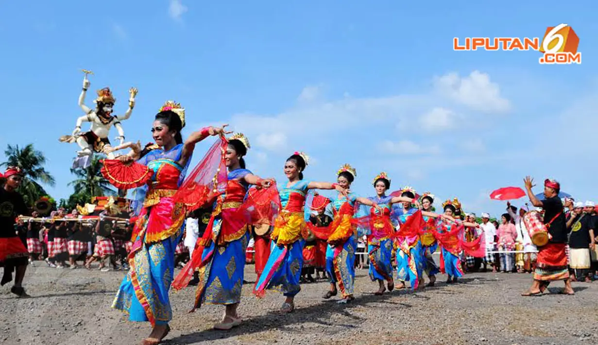 Arak-arakan ogoh-ogoh yang dibarengi tari-tarian menjadi salah satu rangkaian kegiatan Hari Raya Nyepi yang cukup dinanti (Liputan6.com/Andrian M Tunay)