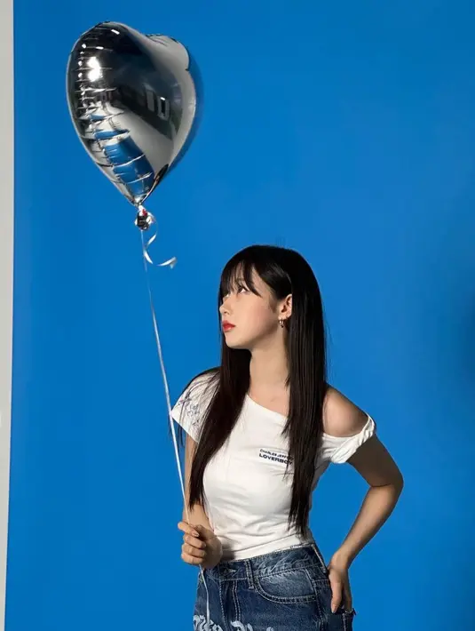 T shirt putih yang dimodifikasi seperti Giselle juga menjadi look yang tidak membosankan, cukup padukan dengan skirt atau celana denim. [@aerichandesu]