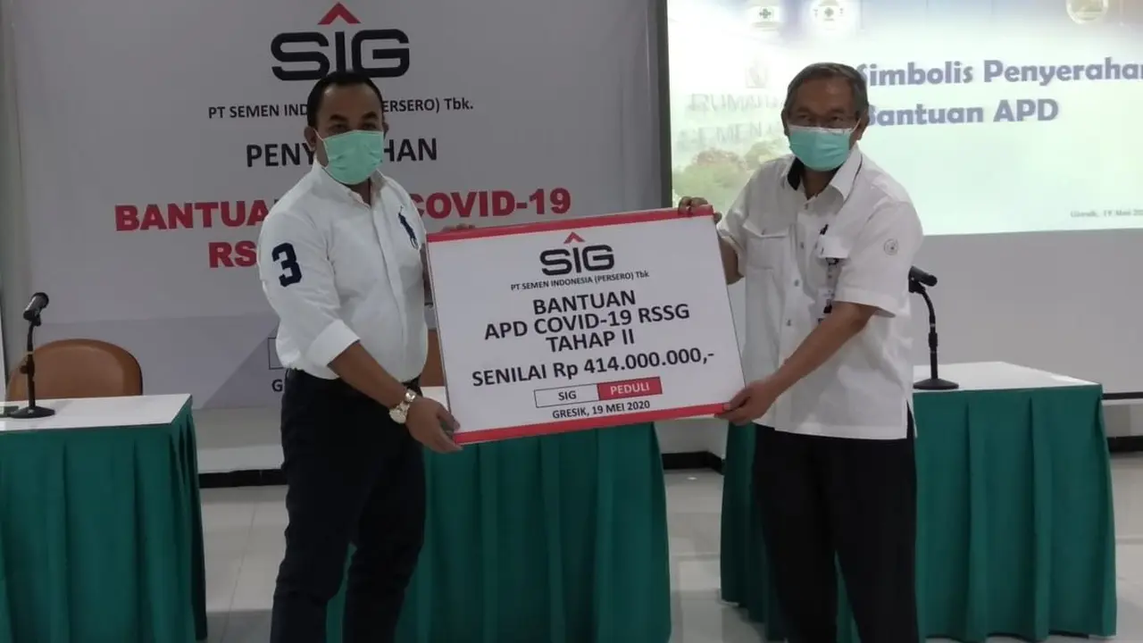 Semen Indonesia menyerahkan bantuan Alat Pelindung Diri (APD) ke Rumah Sakit Semen Gresik (RSSG), Selasa (19/5/2020).