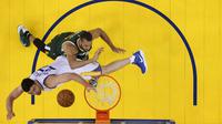 Duel Zaza Pachulia #27 dari Golden State Warriors dengan Rudy Gobert #27 dari Utah Jazz, Selasa (3/5/2017). (AFP/Getty Images/Ezra Shaw)