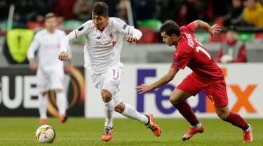 Penyerang Liverpool, Roberto Firmino (kiri) berusaha melewati bek Rubin Kazan, Syarhey Kislyak pada lanjutan Liga Europa Grup B di Kazan Arena, Rusia, (6/11). Liverpool menang atas tuan rumah Rubin Kazan dengan skor 1-0. (Reuters/Henry Browne)