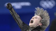 Ilia Malinin menjadi tokoh kunci ketika Tim Amerika Serikat mempertahankan medali emas pada nomor tim figure skating di Olimpiade Milan-Cortina 2026, Minggu (08/02/2026) waktu setempat. (AFP/Wang Zhao)