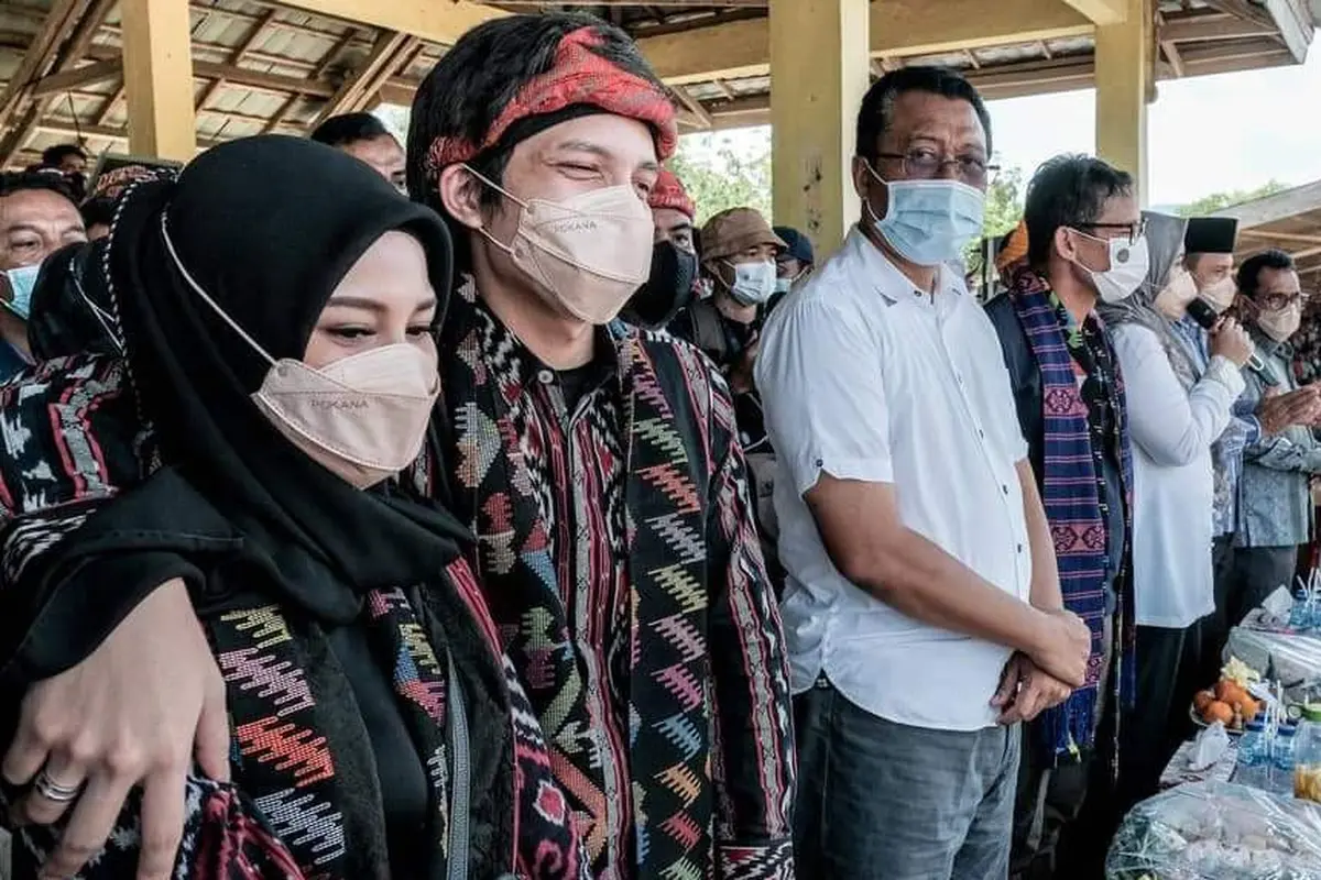 Tonton pacuan kuda di Bima, NTB, pasangan Atta-Aurel tampak mesra. (Foto: Liputan6.com/Hans Bahanan)