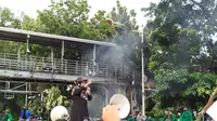 Seorang emak-emak ikut turun tangan di unjuk rasa bertajuk "Indonesia Gelap" yang berlangsung di Patung Kuda Arjuna Wiwaha Jakarta Pusat, Kamis (20/2/2025). (Liputan6.com/Ady Anugrahadi).