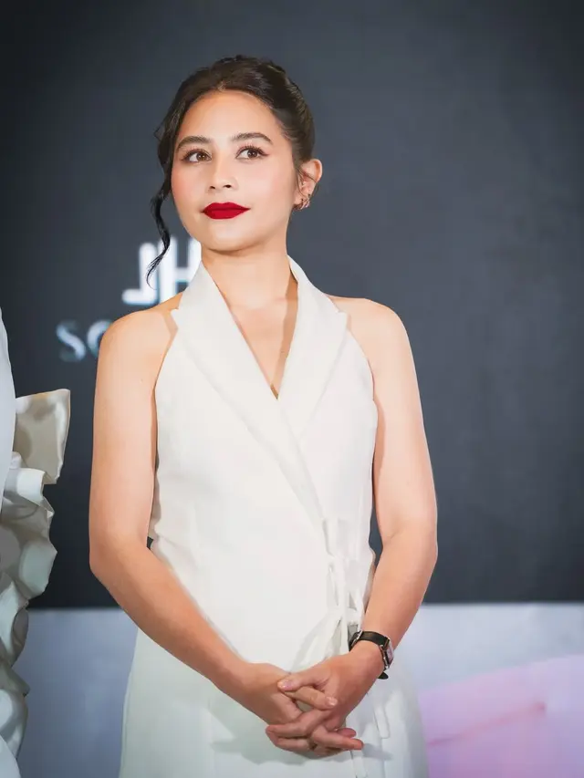 Sebut Pria Insecure dengan Wanita Mandiri, Ini 6 Potret Prilly Terpilih Jadi Woman of The Year 2024,