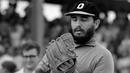 Tokoh revolusi komunis Kuba Fidel Castro saat bermain bisbol di Havana di file foto Agustus 1964 ini. Castro memerintah Kuba hampir setengah abad. Ia menyerahkan kekuasaan kepada adiknya Raul pada 2008. (REUTERS/Prensa Latina File Photo)