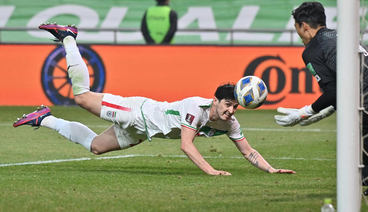 Sardar Azmoun. Striker Iran berusia 27 tahun yang baru setengah semusim memperkuat Bayer Leverkusen sejak didatangkan dari Zenit St Petersburg pada bursa transfer Januari 2022 ini memiliki nilai pasar 22 juta euro atau setara Rp343,4 miliar. Bersama Bayer Leverkusen ia telah tampil dalam 11 laga di semua ajang dengan torehan 1 gol dan 1 assist. (AFP/Jung Yeon-je)