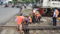 Pekerja PT KAI Daop 4 Semarang melakukan pengecekan sinyal kereta api di kawasan Stasiun Poncol, Semarang, Jawa Tengah, Rabu (12/12). PT KAI Daop 4 Semarang akan mengoperasikan 82 perjalanan penumpang menyambut Natal dan Tahun Baru. (Liputan6.com/Gholib)