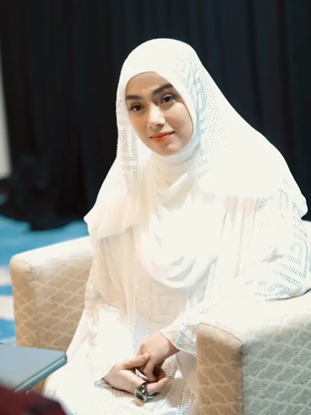 8 Potret Celine Evangelista Pakai Gamis Putih saat Jadi Bintang Tamu di Kajian Bali Muslim Festival, Angggun dan Memukau