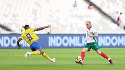 Pemain Bulgaria, Georgi Rusev (kanan) berusaha melewati pemain Kepulauan Solomon, Clivert Sam dalam laga semifinal FIFA Series 2026 di Stadion Utama Gelora Bung Karno (SUGBK), Senayan, Jakarta, Jumat (27/03/2026). (Bola.com/M Iqbal Ichsan)